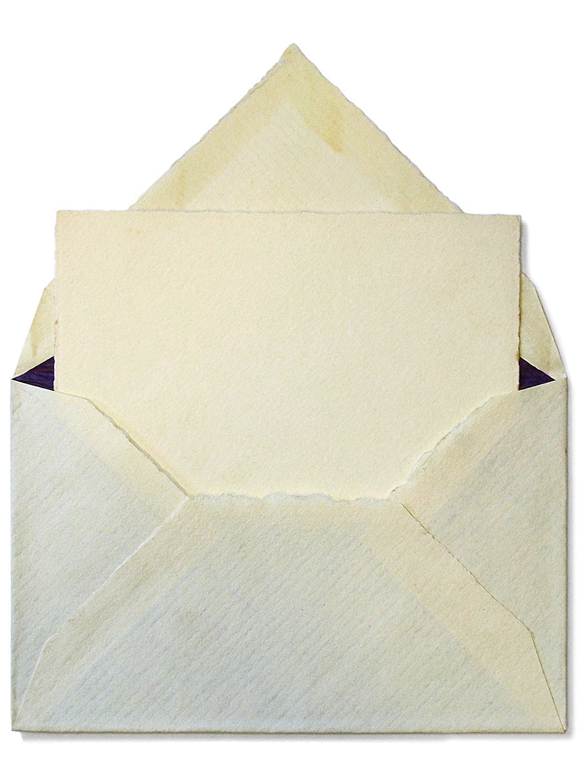 Das Foto zeigt einen Briefumschlag aus Büttenpapier. Der Umschlag ist geöffnet und ein gefaltetes Büttenpapierblatt schaut heraus.