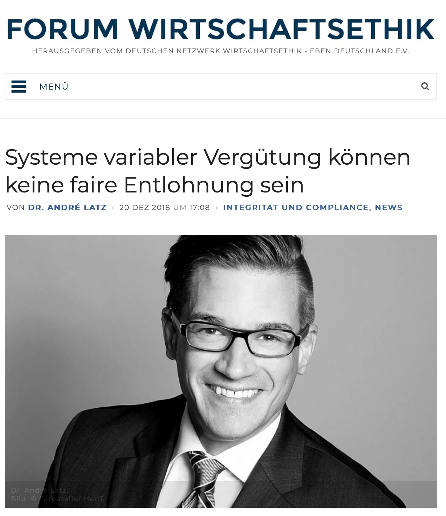 Titelbild des Artikels „Systeme variabler Vergütung können keine faire Entlohnung sein“ im Forum Wirtschaftsethik Die Seite stammt vom Deutschen Netzwerk Wirtschaftsethik – Eben Deutschland e.V. und zeigt einen Artikel von Dr. André Latz, veröffentlicht am 20. Dezember 2018. Der Artikel behandelt die Themen Integrität und Compliance im Kontext variabler Vergütungssysteme. Unter dem Titel ist ein professionelles Schwarz-Weiß-Porträt von Dr. André Latz abgebildet, der lächelnd in die Kamera blickt und eine Brille sowie Anzug und Krawatte trägt.