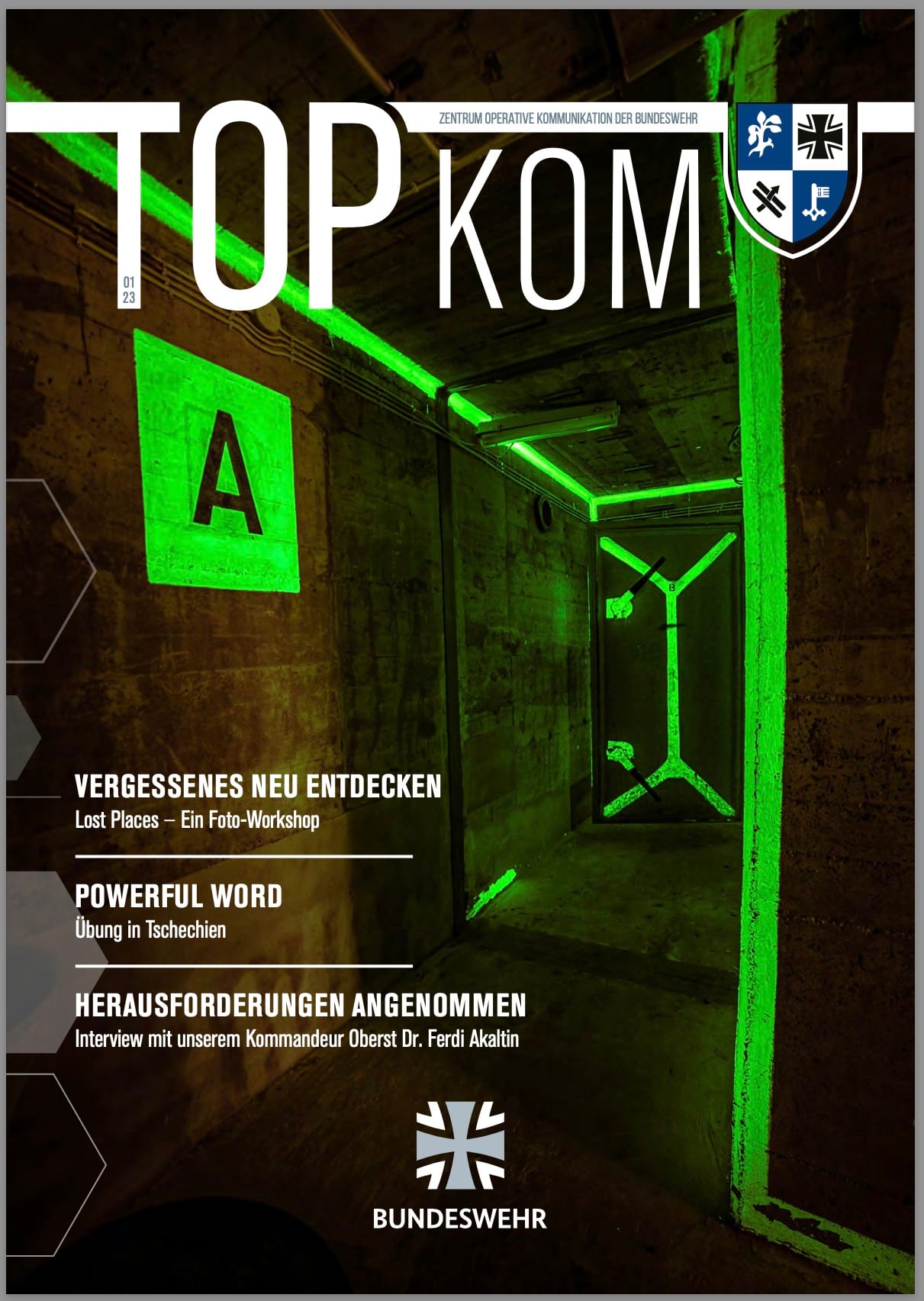 Cover TopKom Cover der Zeitschrift "TOP KOM", Ausgabe 01/23 Das Titelbild der Zeitschrift TOP KOM vom Zentrum Operative Kommunikation der Bundeswehr zeigt einen verlassenen, bunkerähnlichen Raum mit Betonwänden und neon-grünen Lichteffekten, die Ecken und Linien des Raums markieren. Auf dem Cover sind folgende Artikelüberschriften aufgeführt: Vergessenes neu entdecken: Lost Places – Ein Foto-Workshop Powerful Word: Übung in Tschechien Herausforderungen angenommen: Interview mit unserem Kommandeur Oberst Dr. Ferdi Akaltin Unten rechts befindet sich das Logo der Bundeswehr.