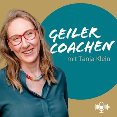 Cover Podcast Geiler Coachen Podcast-Cover „Geiler Coachen mit Tanja Klein“: Porträt einer lächelnden Person mit roter Brille vor grafischem Hintergrund in Türkis und Beige, mit Schriftzug „Geiler Coachen“ und Podcast-Symbol.